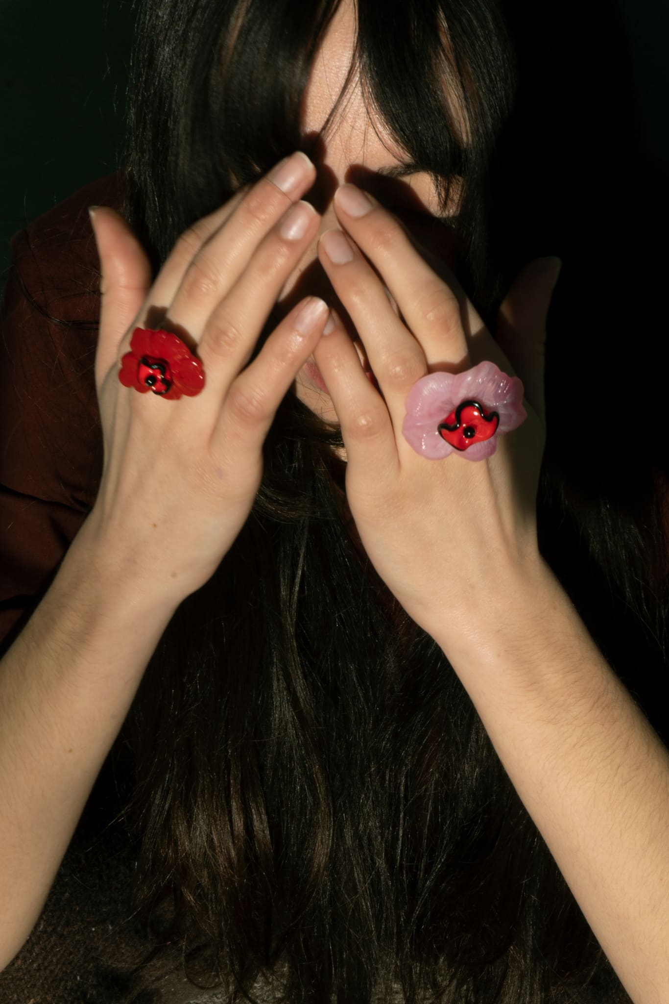 Anillo bordado rosa con diseño floral, flor de vidrio checo y flor de resina vintage, en modelo, marca Uchaworld.