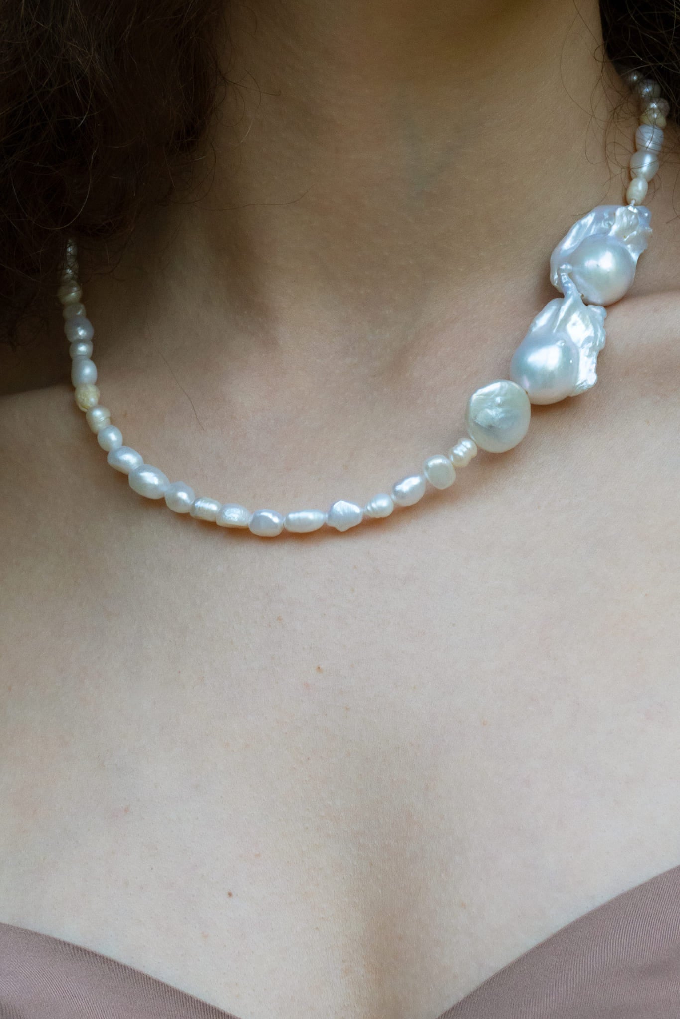 Collar bordado con perlas, en modelo, marca Uchaworld.