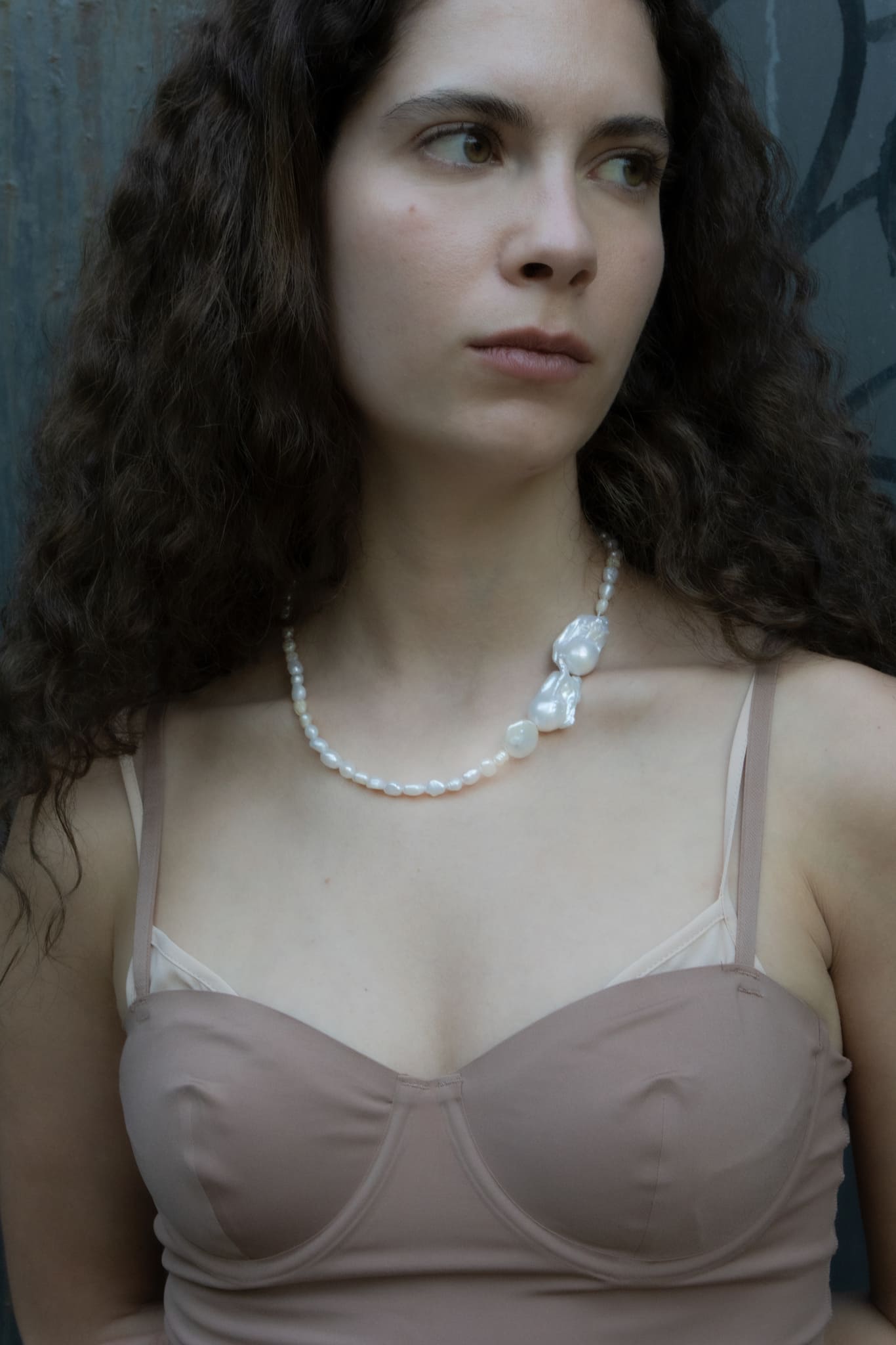 Collar bordado con diferente tamaño de perlas, en modelo, marca Uchaworld.