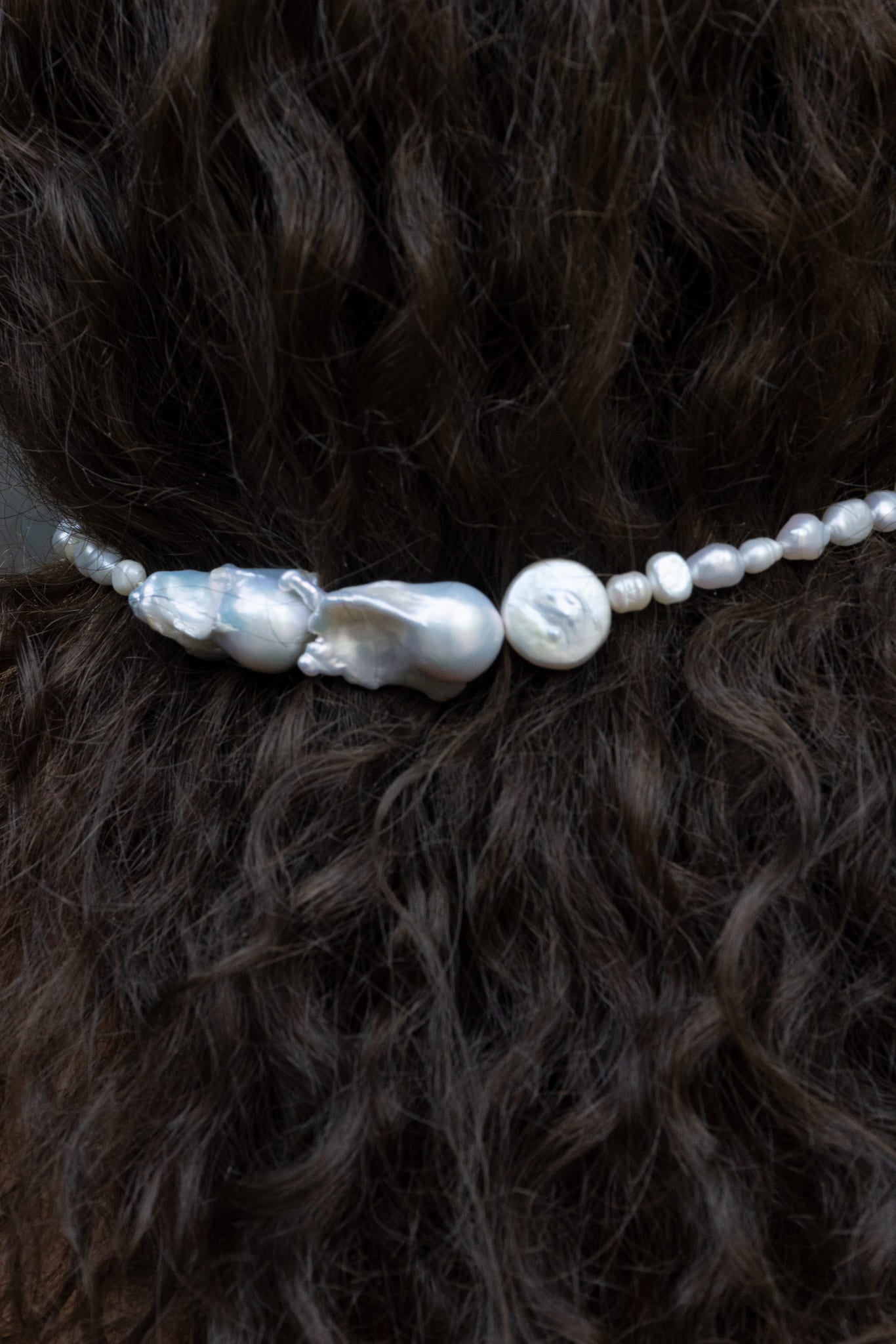 Collar bordado con perlas, en pelo de modelo, marca Uchaworld.