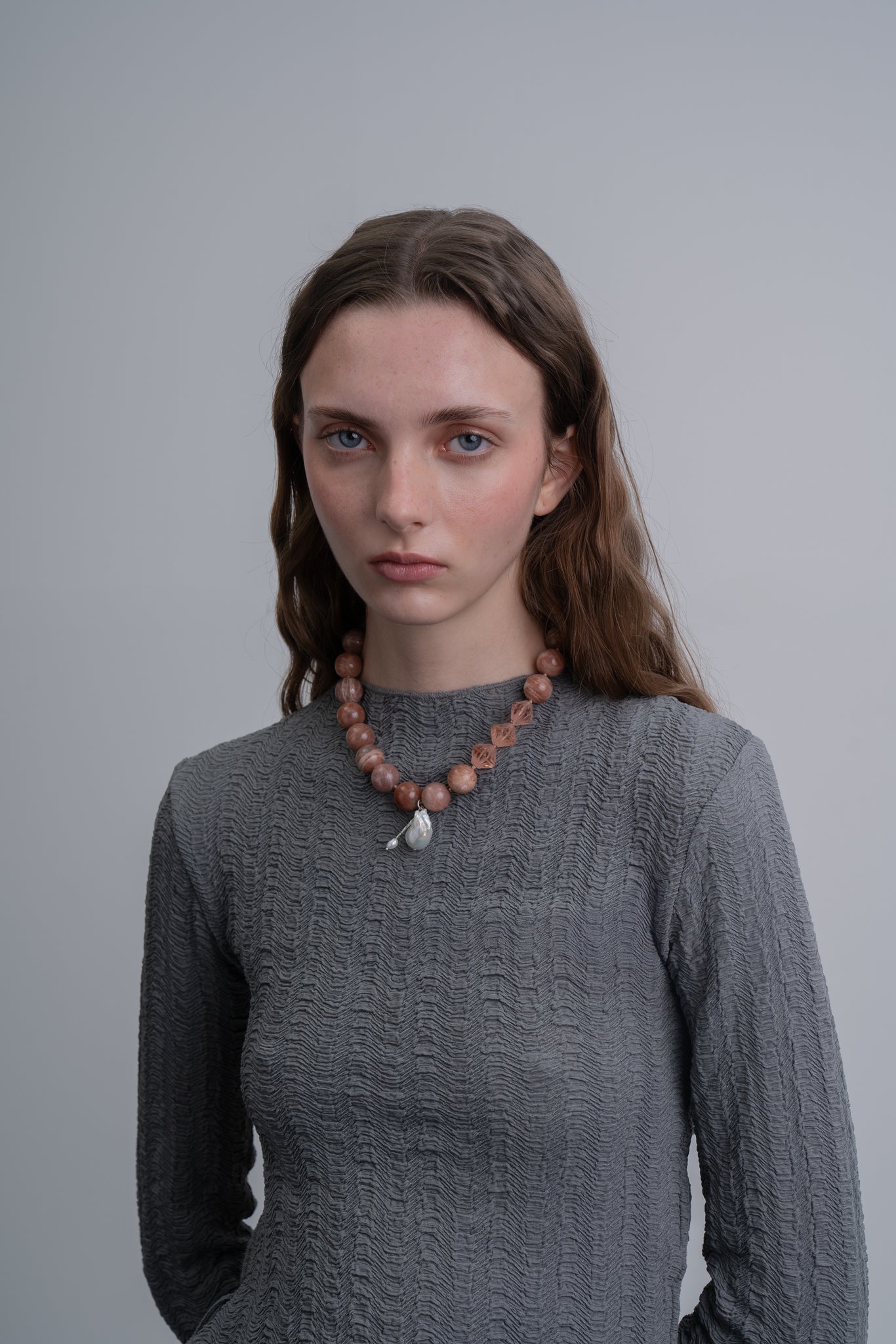 Collar Bowy Rosa de Ucha, hecho a mano en Madrid con hilo de seda y nudos tradicionales, en modelo, marca Uchaworld.