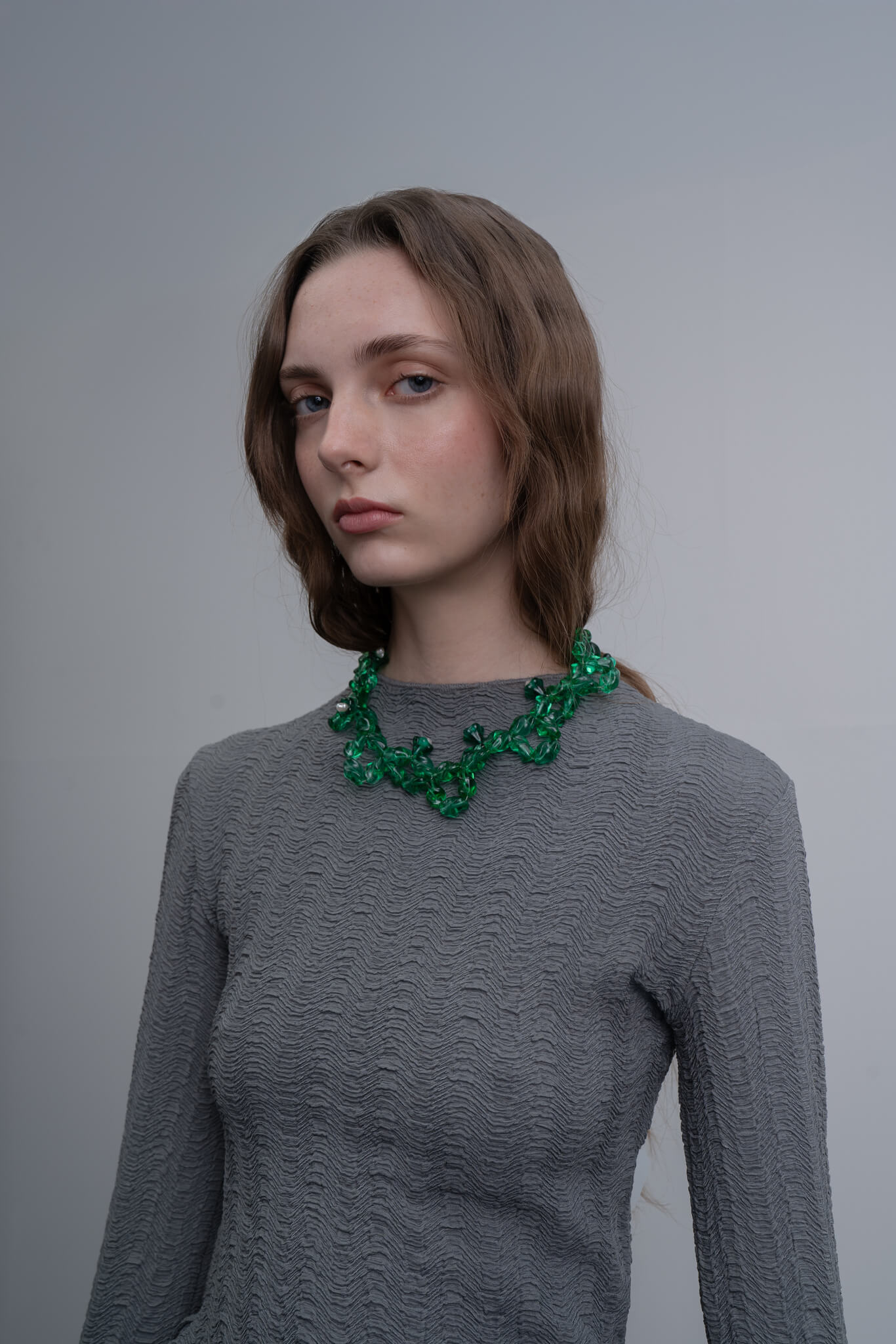 Collar Twister Verde de Ucha, con técnica de anudado y diseño retorcido, en modelo, marca Uchaworld.
