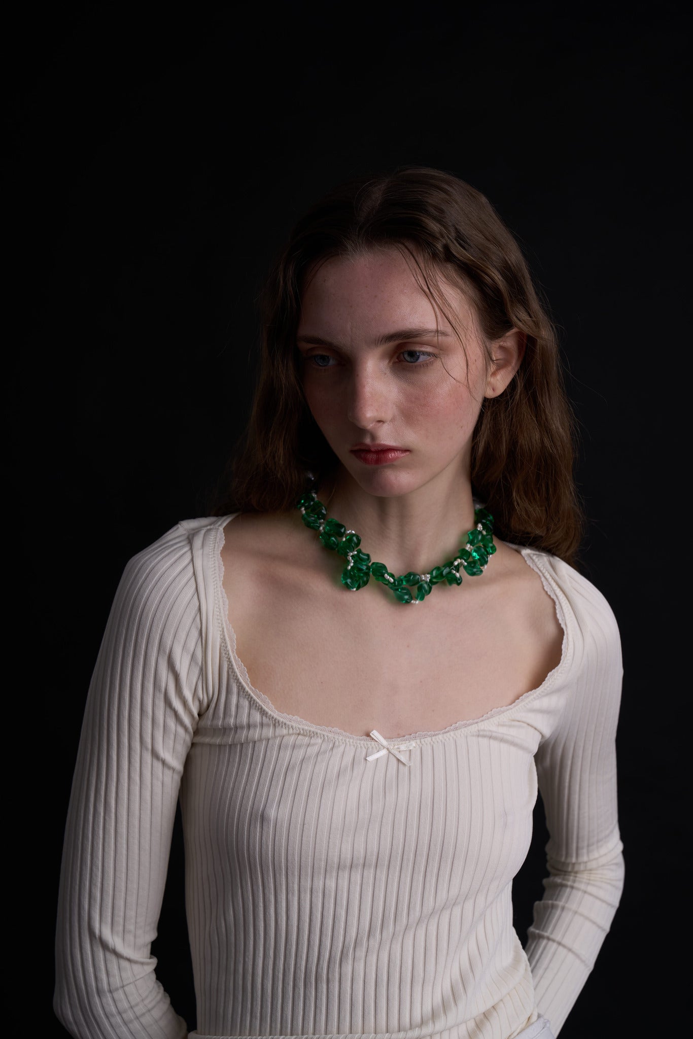 Collar Twister Verde de Ucha, con técnica de anudado y diseño retorcido con perlas, en modelo, marca Uchaworld.
