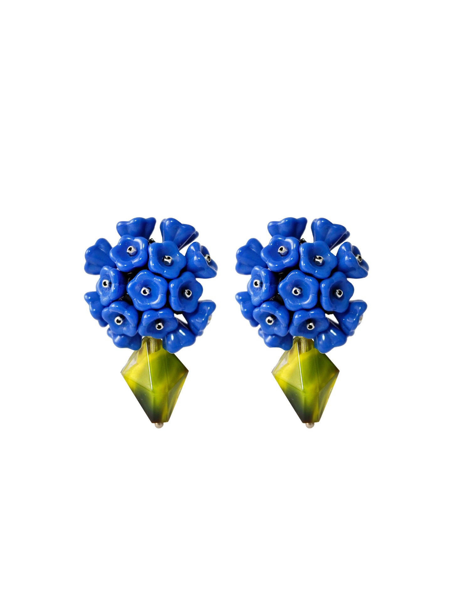 Pendientes bordados azul con flores de cristal de checo y cuenta de cristal vintage verde, marca Uchaworld.