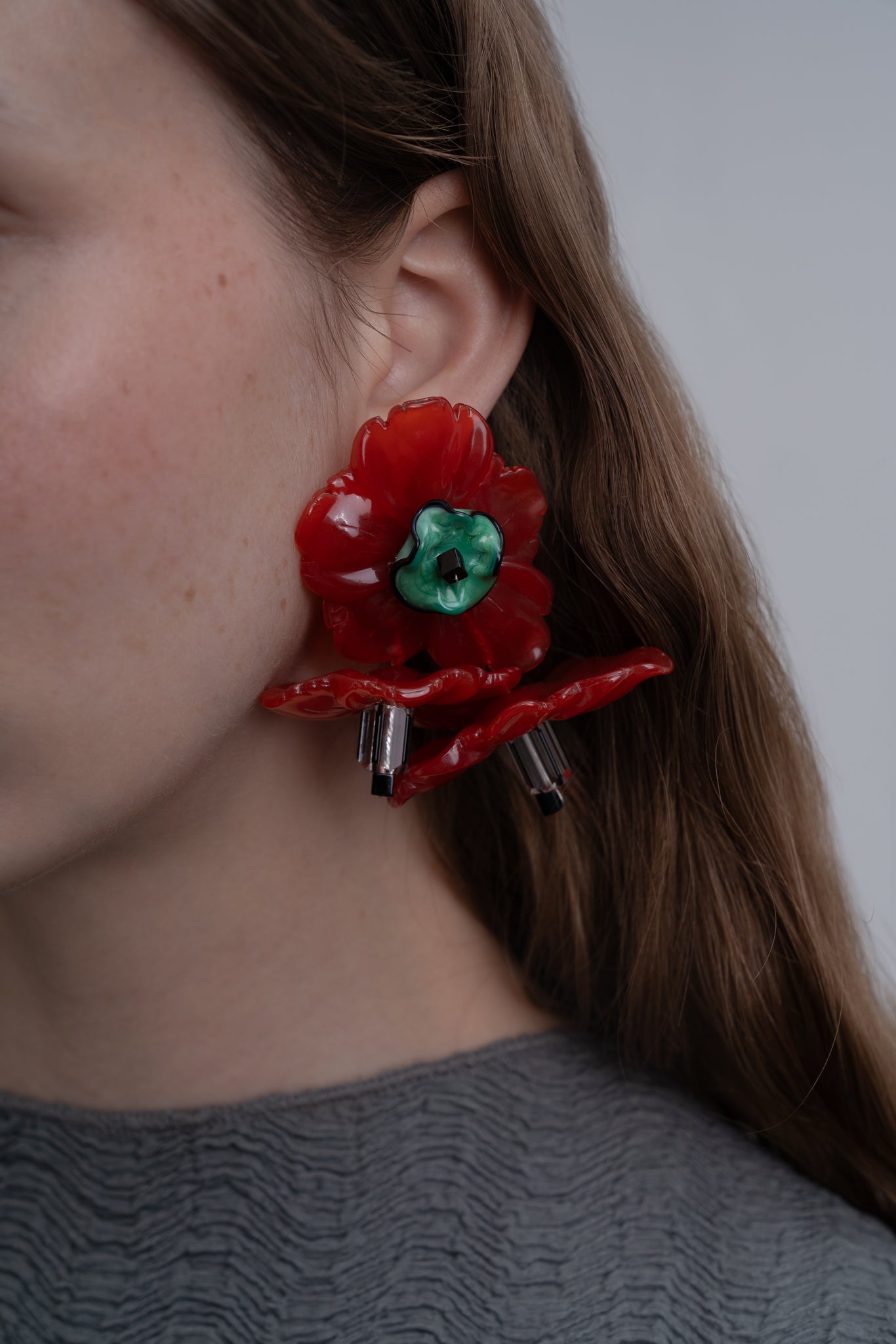 Pendientes bordados en color caramelo con diseño floral y flores checas, en modelo, marca Uchaworld.