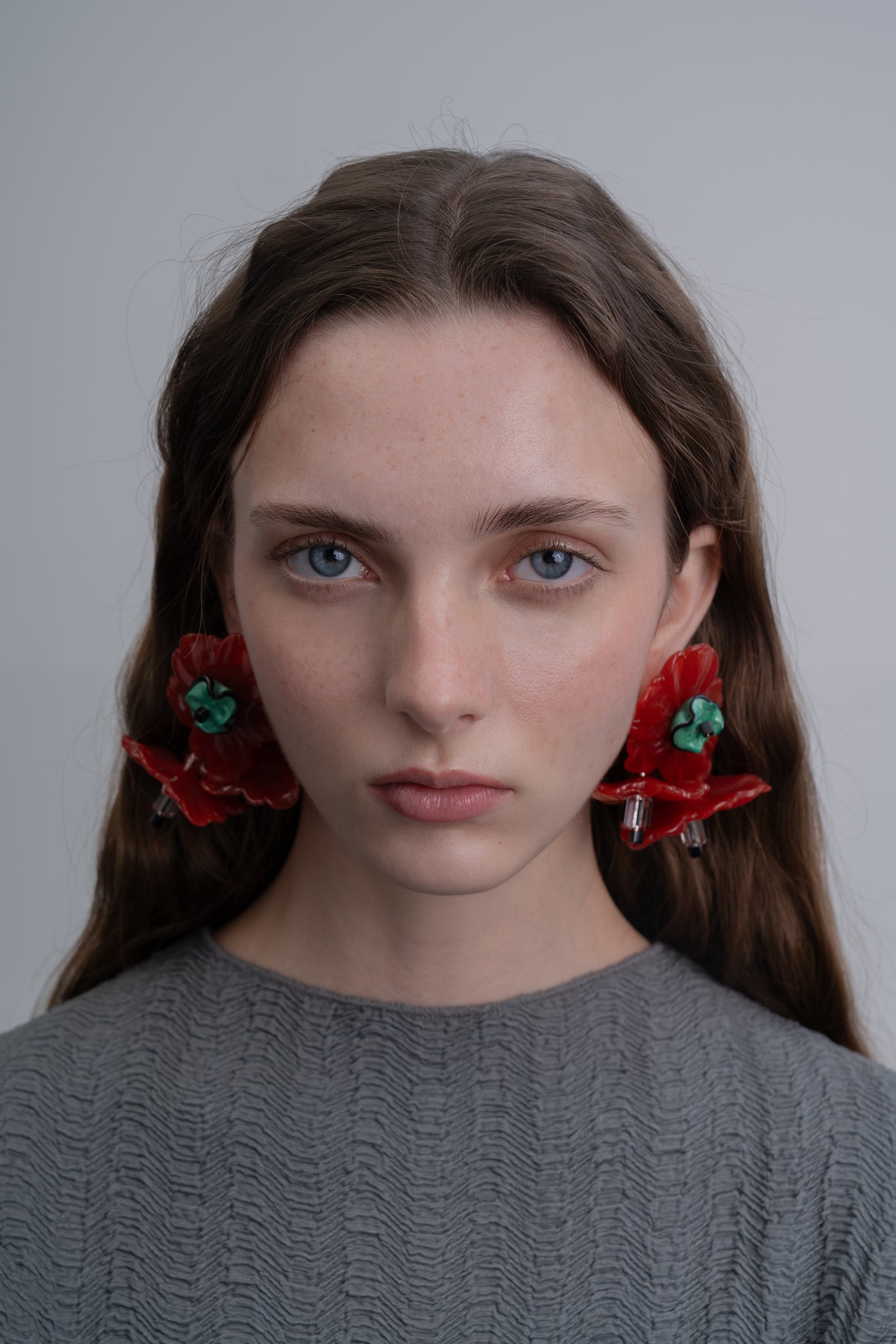 Pendientes florales bordados en caramelo de Uchaworld, mostrados en modelo.