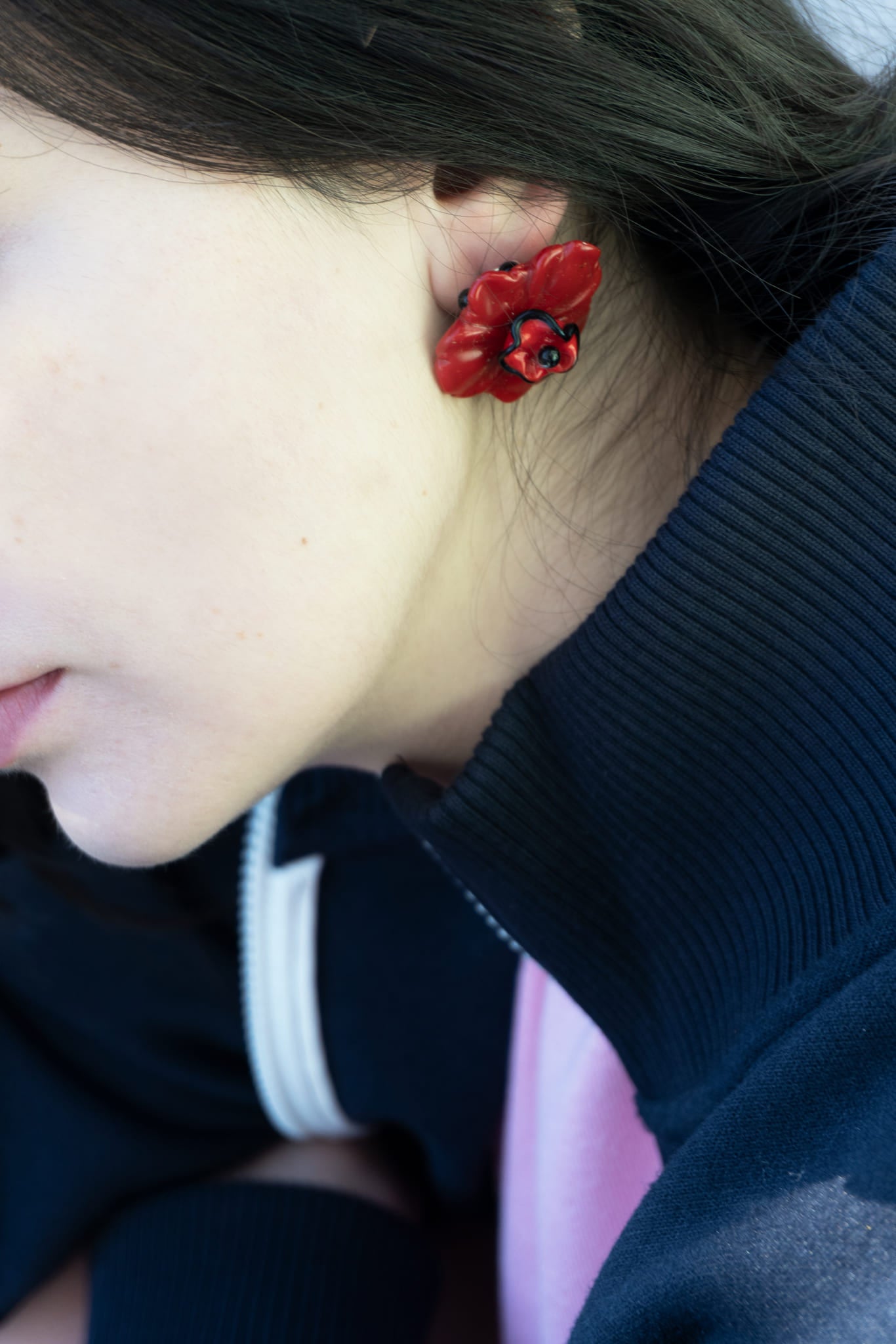 Pendientes bordados rouge con diseño floral, flores de vidrio checo y flores de resina vintage, en modelo, marca Uchaworld.