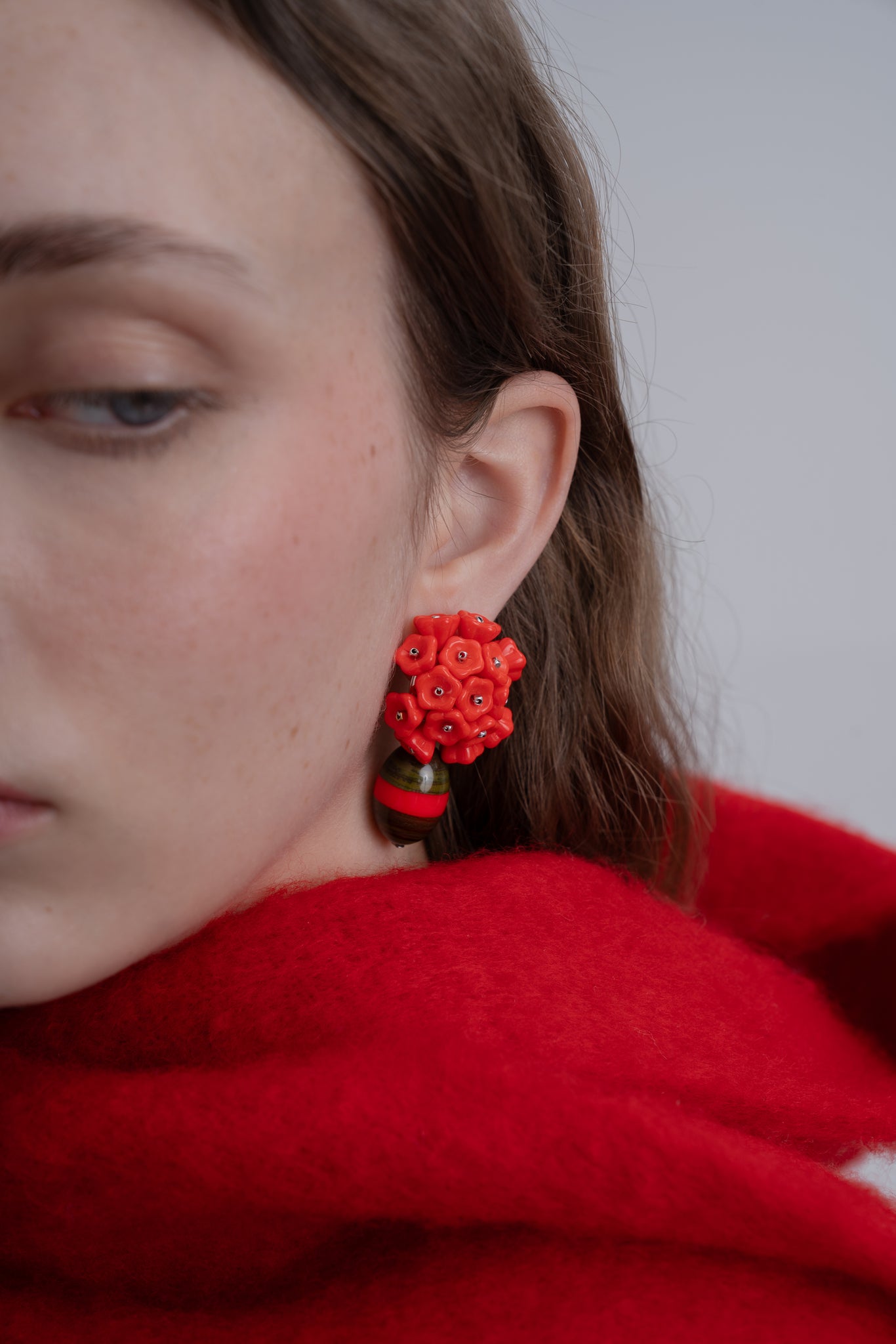 Pendientes bordados en color rojo con flores de cristal de checo y cuenta de resina vintage, en modelo, marca Uchaworld.