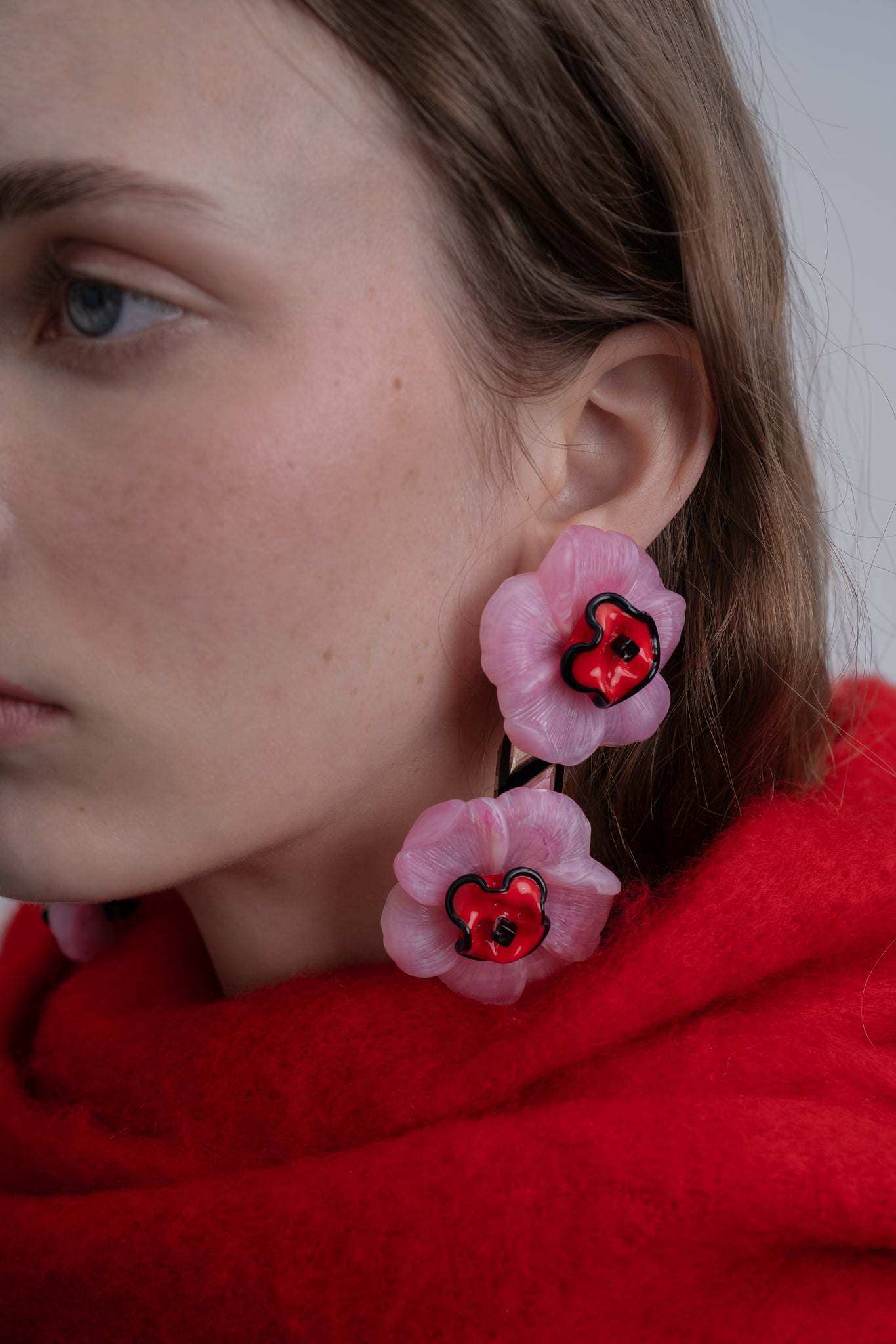 Pendientes bordados en color rosa con diseño floral y flores checas, en modelo, marca Uchaworld.