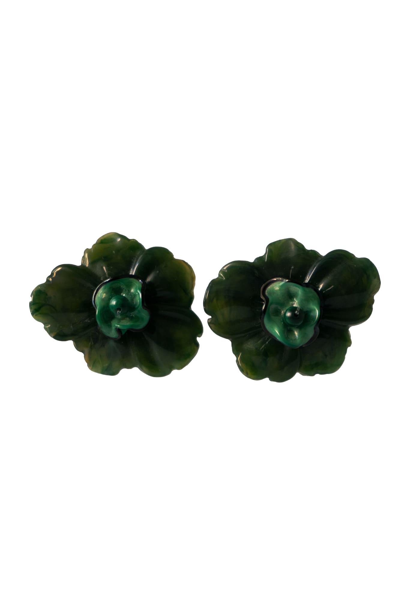 Pendientes bordados verde con diseño floral, flores de vidrio checo y flores de resina vintage, marca Uchaworld.