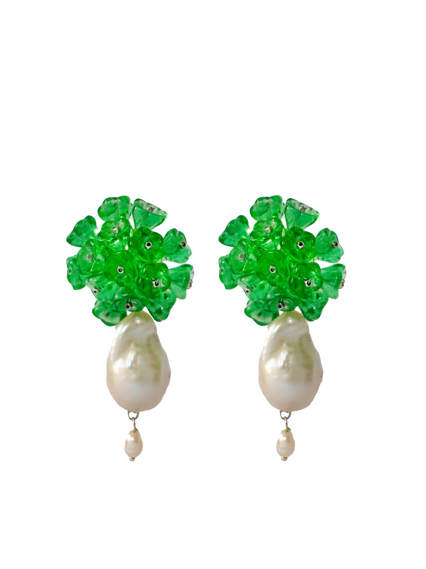 Pendientes bordados verde con flores de cristal de checo y perlas de rio natural, marca Uchaworld.