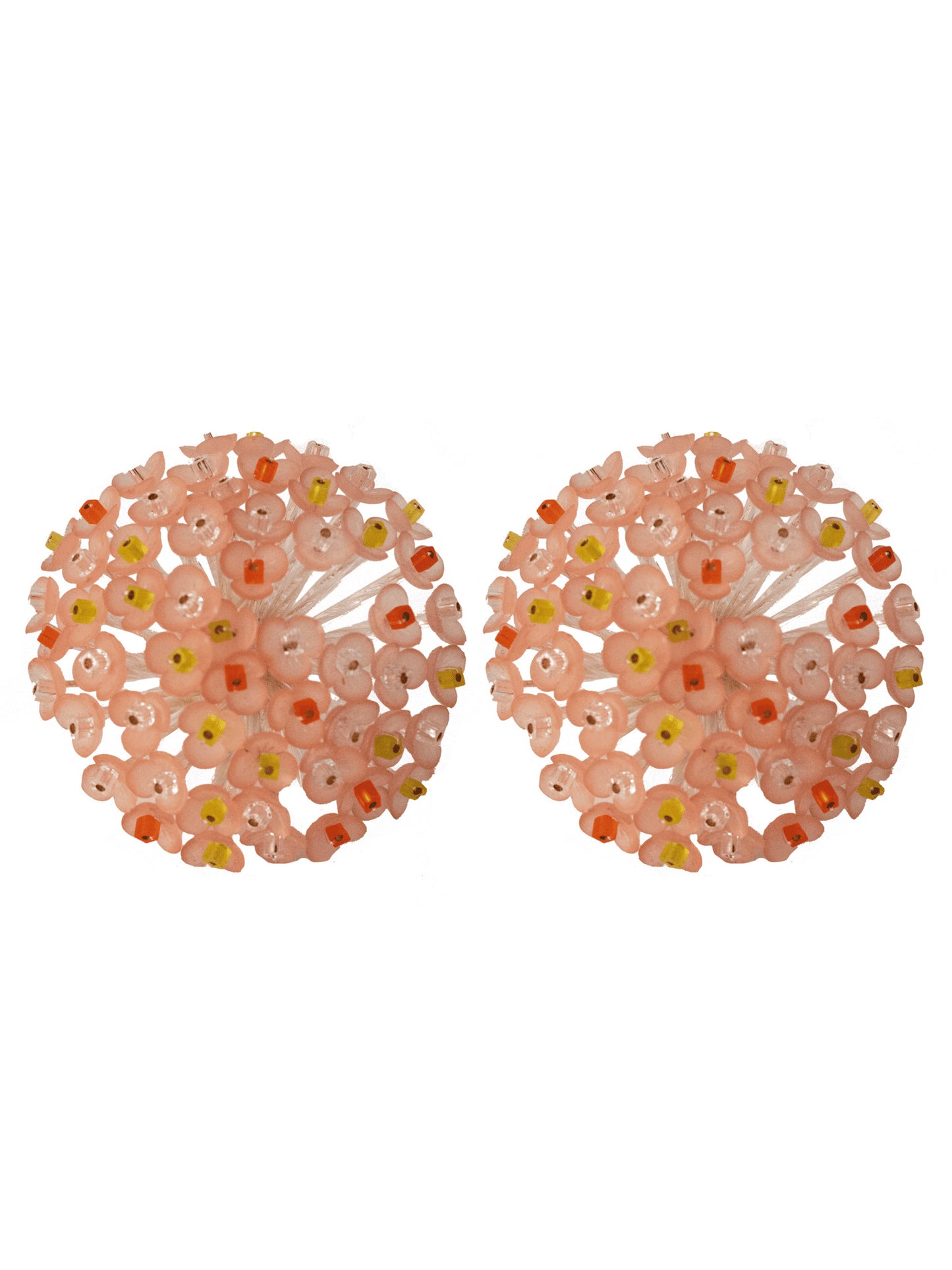 Pendientes bordados color rosa y multicolor, con diseño floral y cuentas de acrilico y cristal, sin fondo, marca Uchaworld.