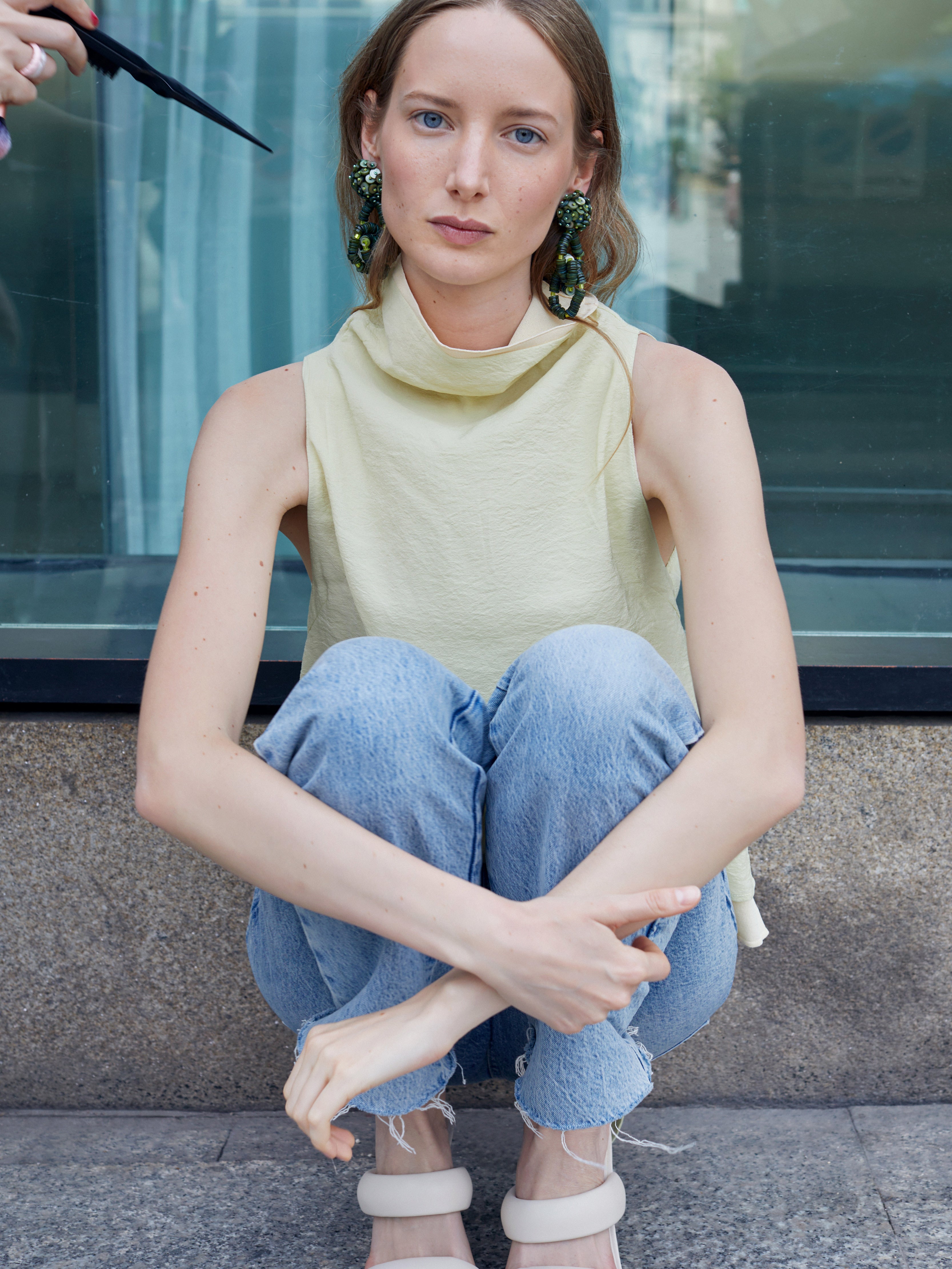 Zoom a pendientes con flores en color natural