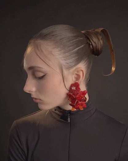 Video de pendientes bordados en color rojo con diseño floral en modelo, marca Uchaworld.