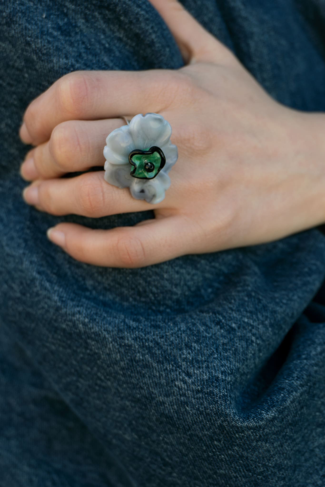 Anillo bordado gris con diseño floral, flor de vidrio checo y flor de resina vintage, en modelo, marca Uchaworld.