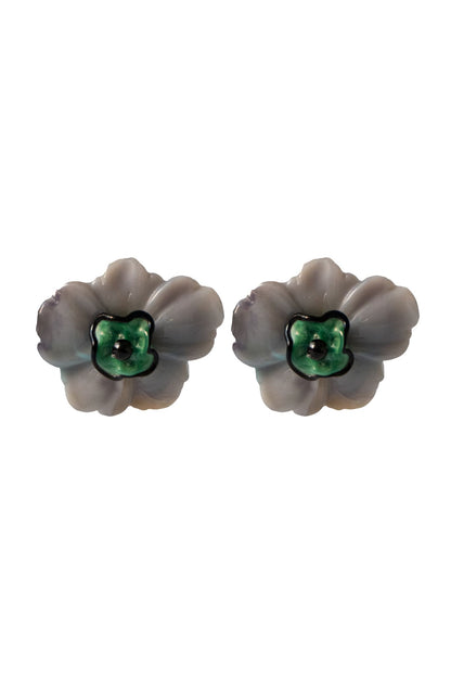 Anillo bordado gris con diseño floral, flor de vidrio checo y flor de resina vintage, marca Uchaworld.