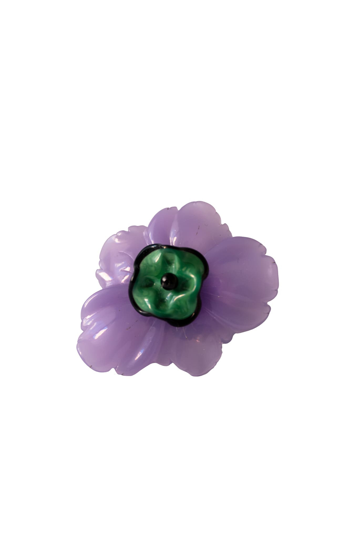 Anillo bordado violeta con diseño floral, flor de vidrio checo y flor de resina vintage, marca Uchaworld.