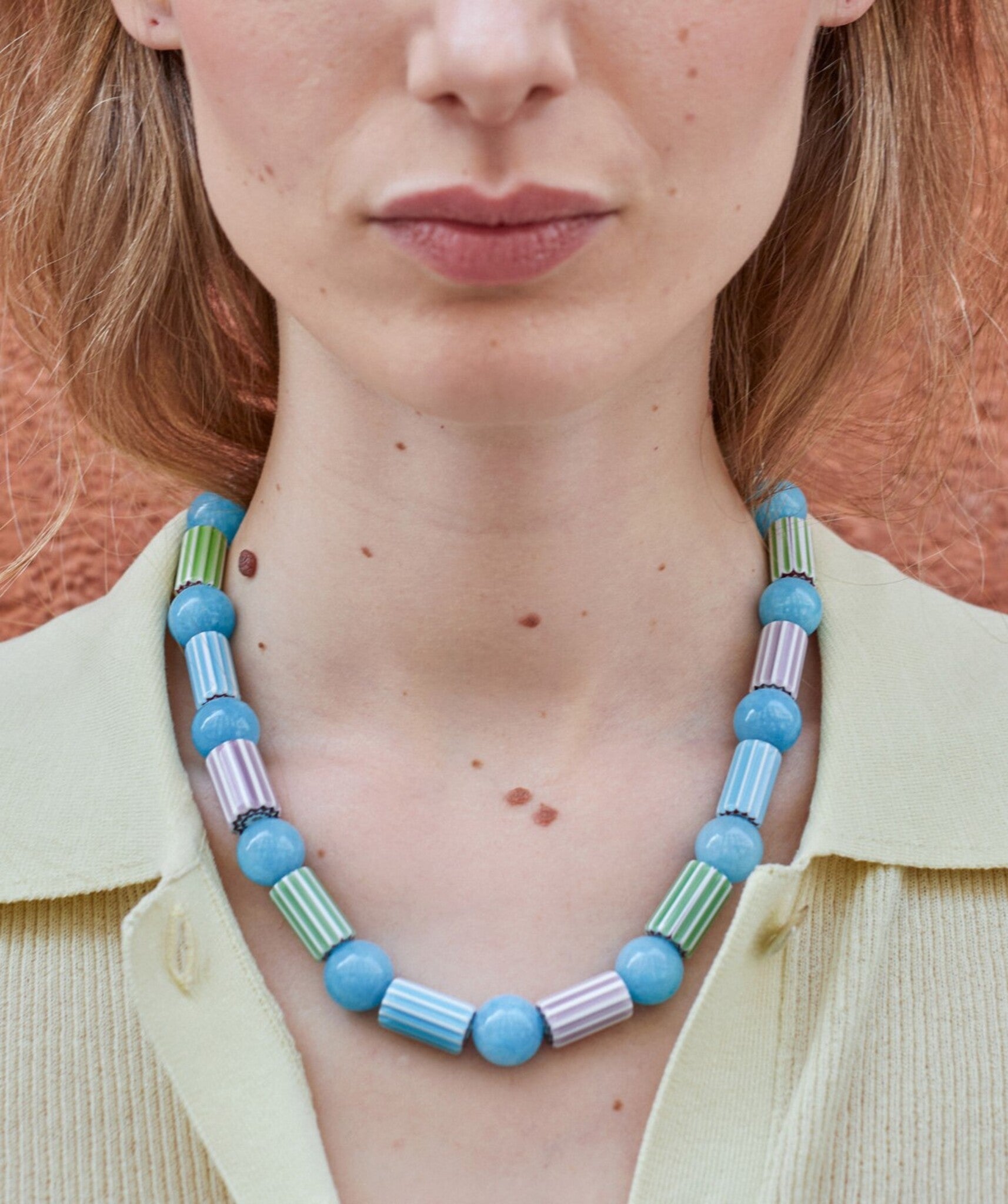 Collar artesanal con cuentas en de murano rayadas y pìedras naturales, en modelo, marca Uchaworld.