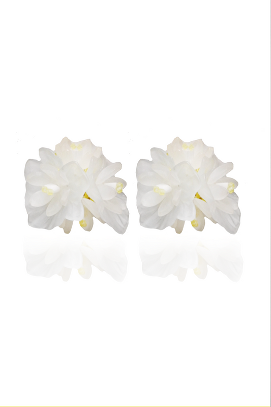 Pendientes bordados blancos con diseño floral, flores acrilicas y cuentas de vidrio de origen japonés, marca Uchaworld.