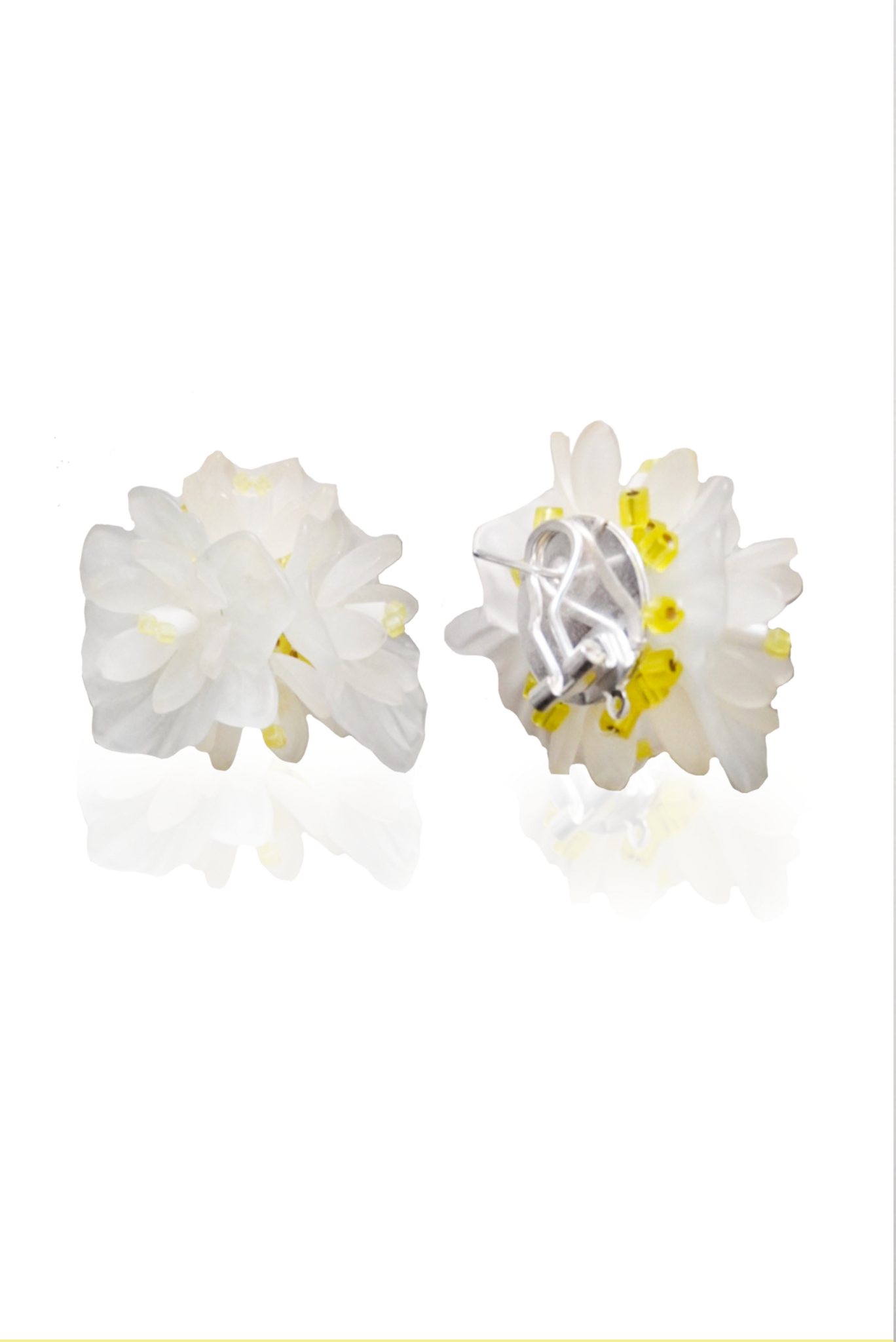 Pendientes bordados en color blancos con flores acrilicas y cuentas de vidrio de origen japonés, marca Uchaworld.