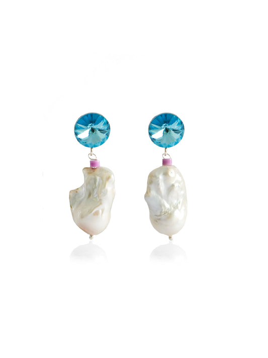 Pendientes bordados con perlas y cristal Swarovski, marca Uchaworld.