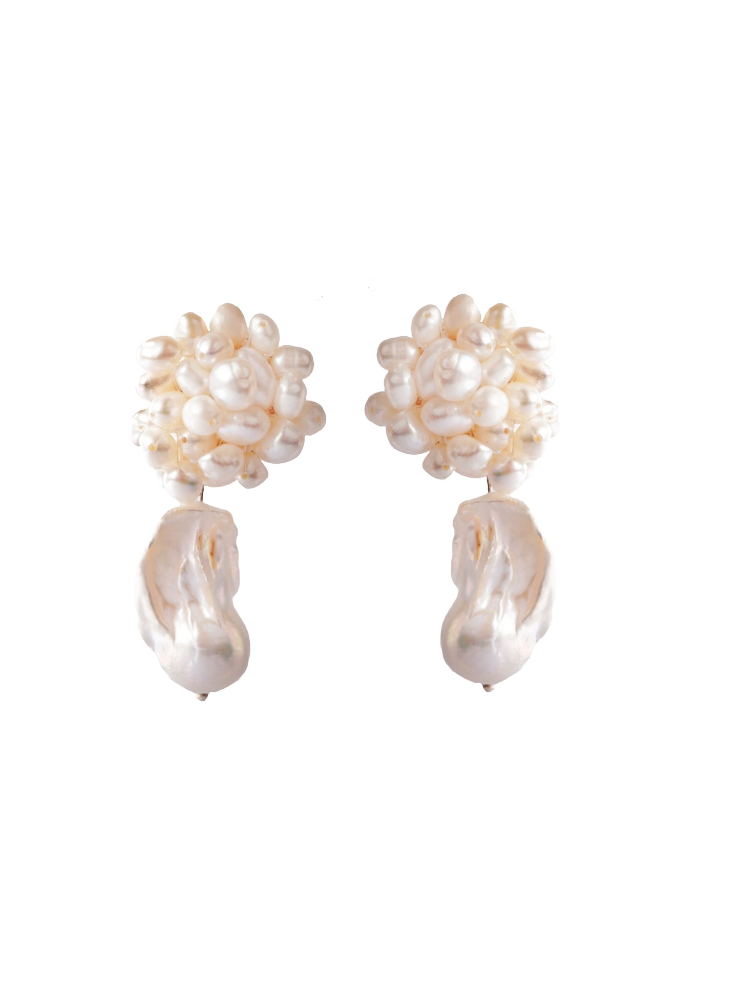 Pendientes con diseño floral y bordados con perlas.