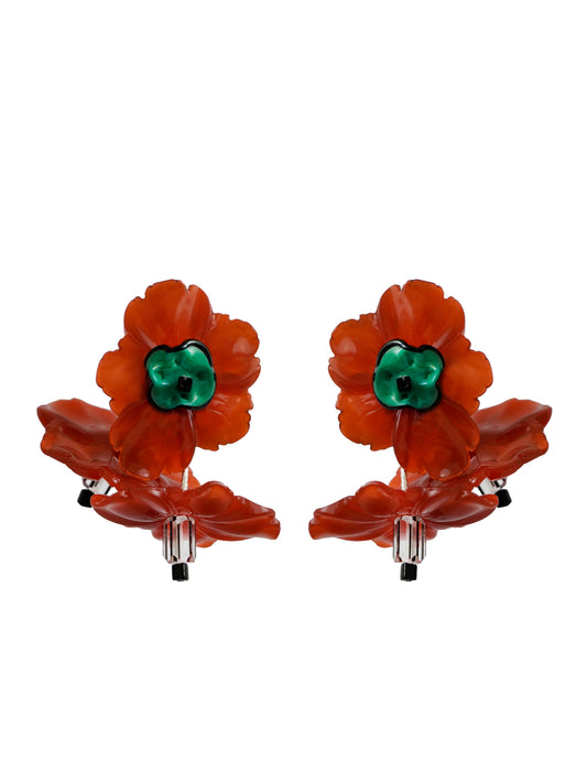 Pendientes bordados caramelo con diseño floral y flores Checas, marca Uchaworld.