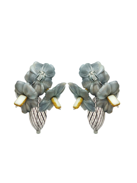 Pendientes bordados gris con diseño floral y colgante de vidrio soplado, marca Uchaworld.