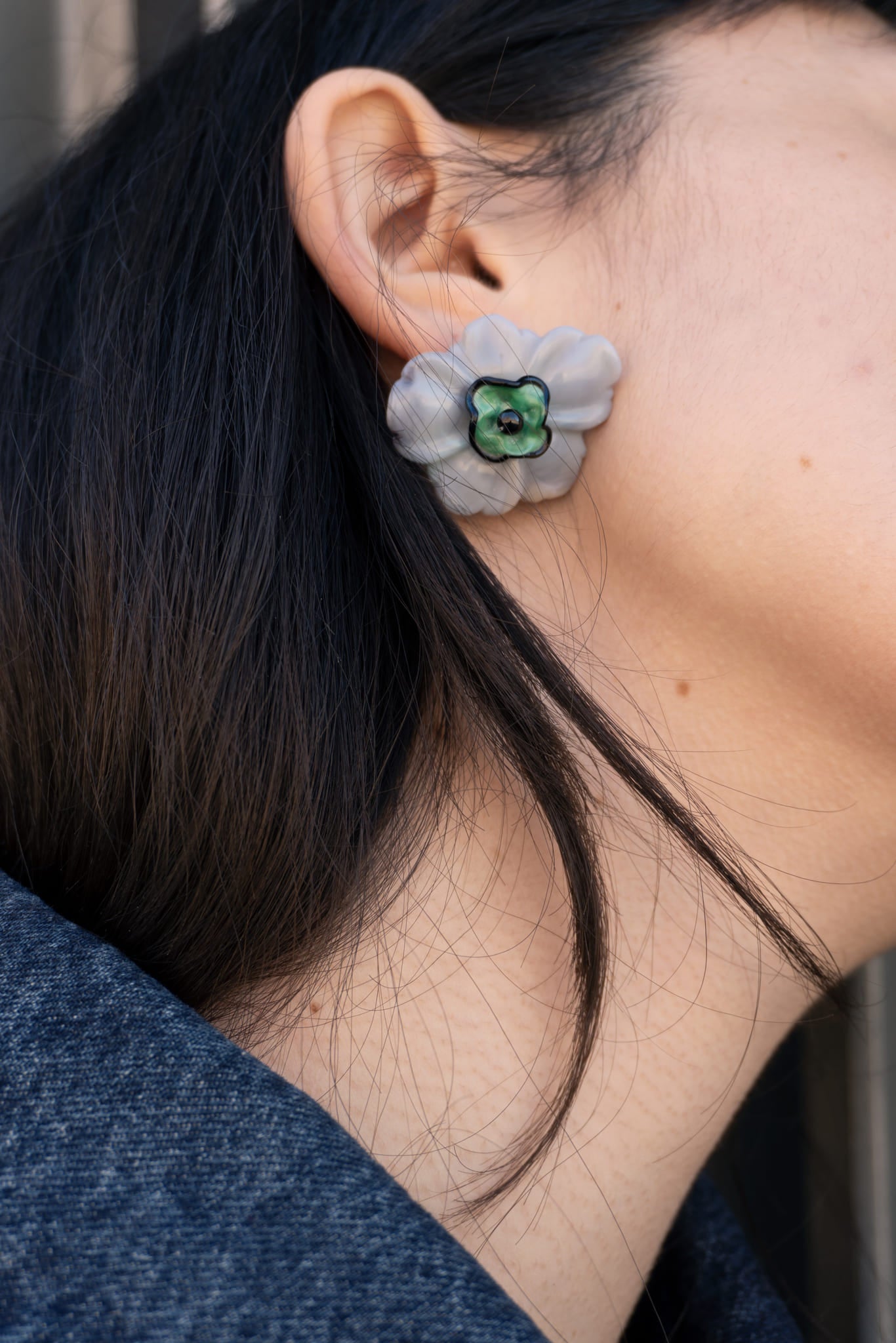 Pendientes bordados gris con diseño floral, flores de vidrio checo y flores de resina vintage, en modelo lateral, marca Uchaworld.
