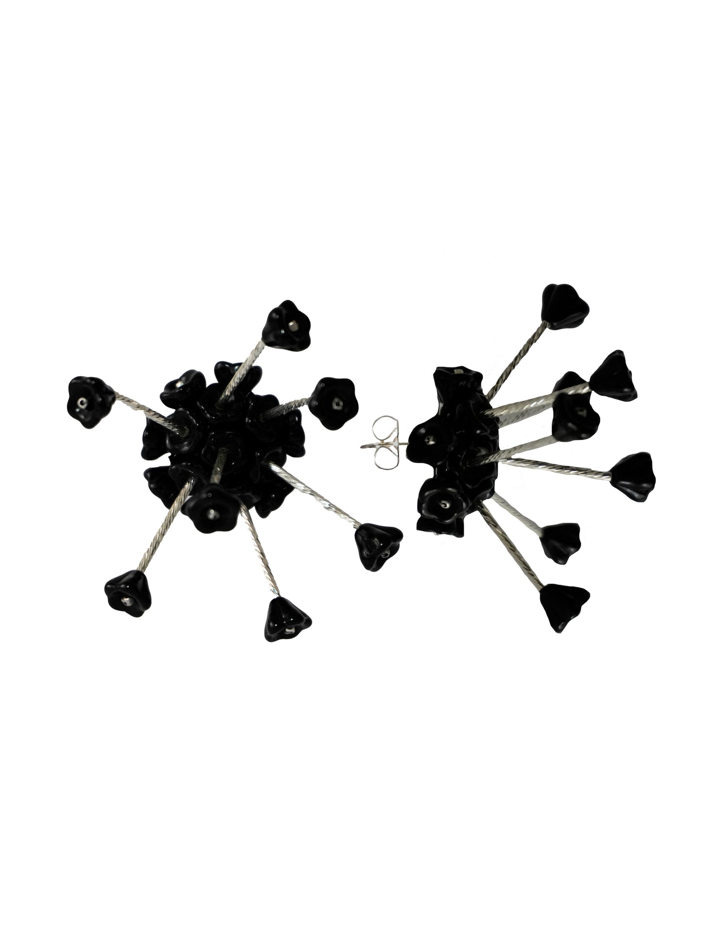 Pendientes bordados negro con flores de cristal de checo y piezas de plata de ley, marca Uchaworld.