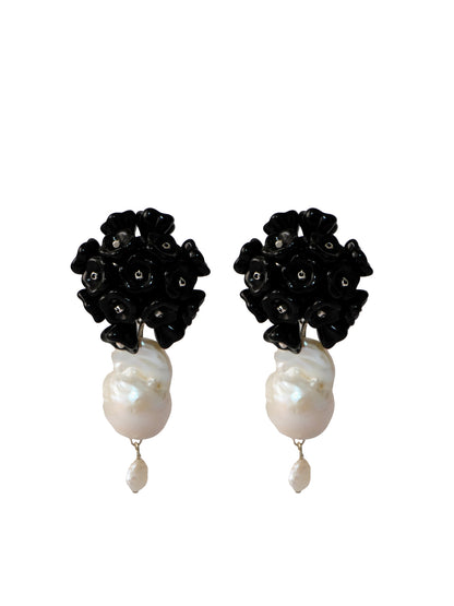 Pendientes bordados negro con flores de cristal de checo y perlas de rio natural, marca Uchaworld.