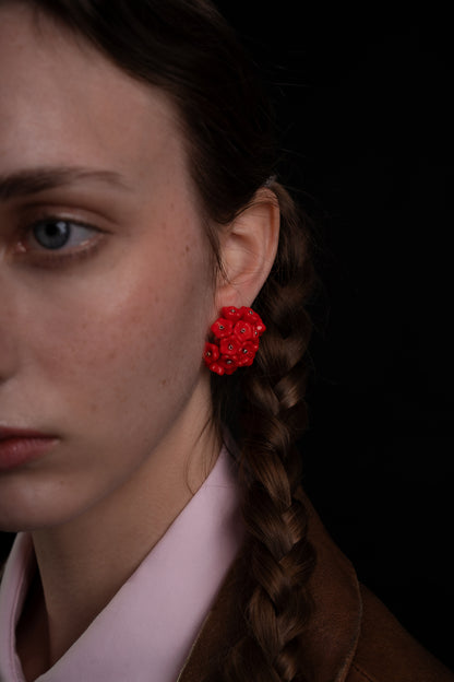 Pendientes bordados en color rojo con flores de cristal de checo, en modelo, marca Uchaworld.