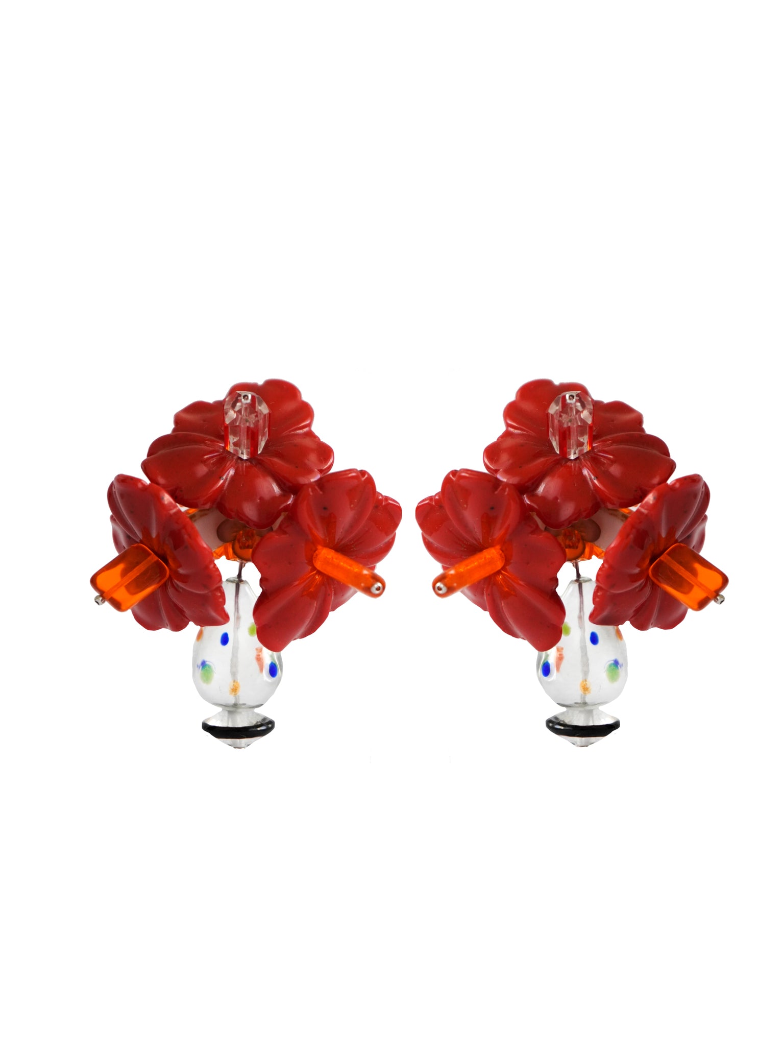 Pendientes bordados rojo con diseño floral y colgante de vidrio soplado, marca Uchaworld.