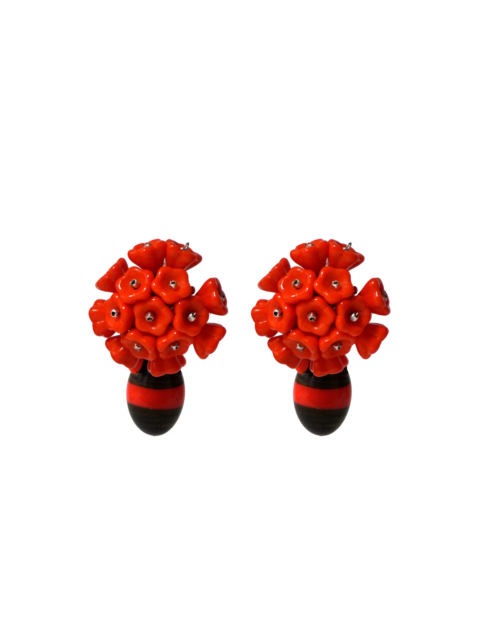 Pendientes bordados rojo con flores de cristal de checo y cuenta de resina vintage, marca Uchaworld.