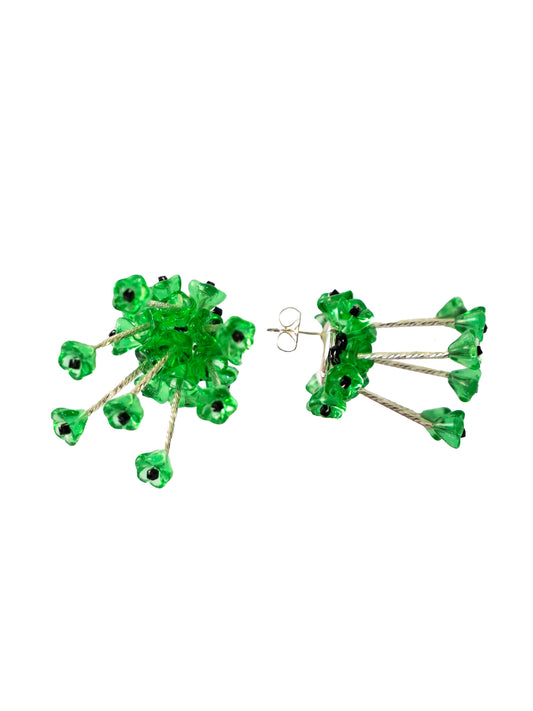 Pendientes bordados verde con flores de cristal de checo y piezas de plata de ley, marca Uchaworld.