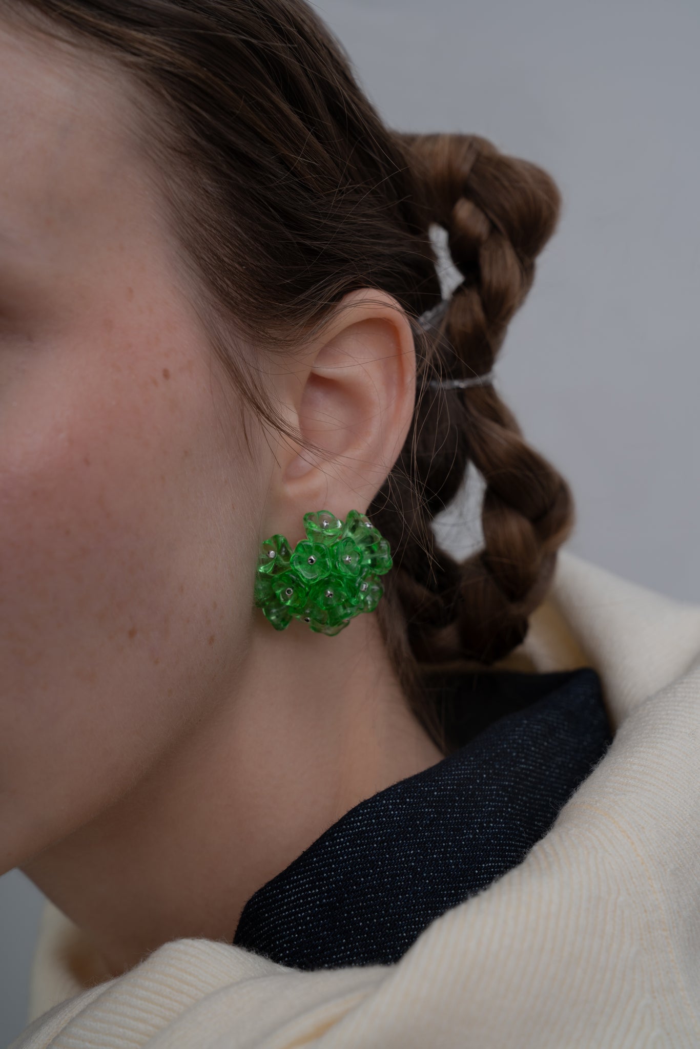 Pendientes bordados en color verde con flores de cristal de checo, en modelo, marca Uchaworld.