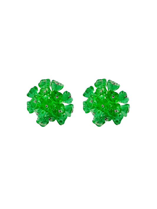 Pendientes bordados verde con flores de cristal de checo, marca Uchaworld.