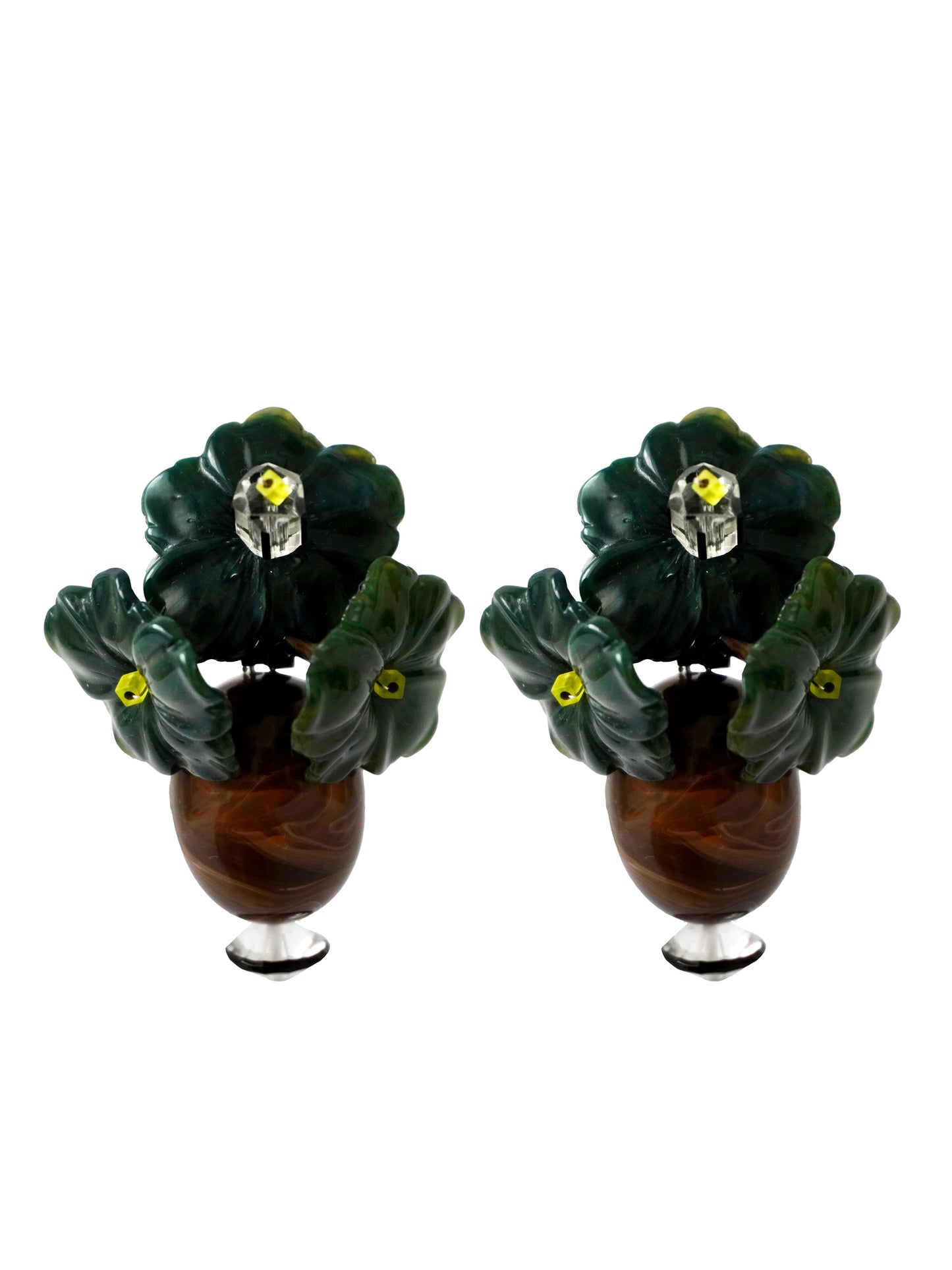 Pendientes bordados verde con diseño floral y colgante, marca Uchaworld.