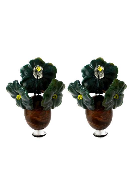 Pendientes bordados verde con diseño floral y colgante, marca Uchaworld.