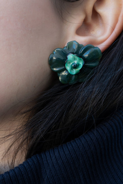 Pendientes bordados verde con diseño floral, flores de vidrio checo y flores de resina vintage, en modelo, marca Uchaworld.
