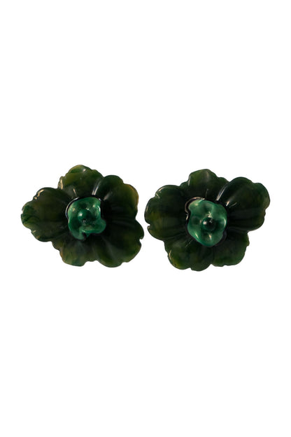 Pendientes bordados verde con diseño floral, flores de vidrio checo y flores de resina vintage, marca Uchaworld.