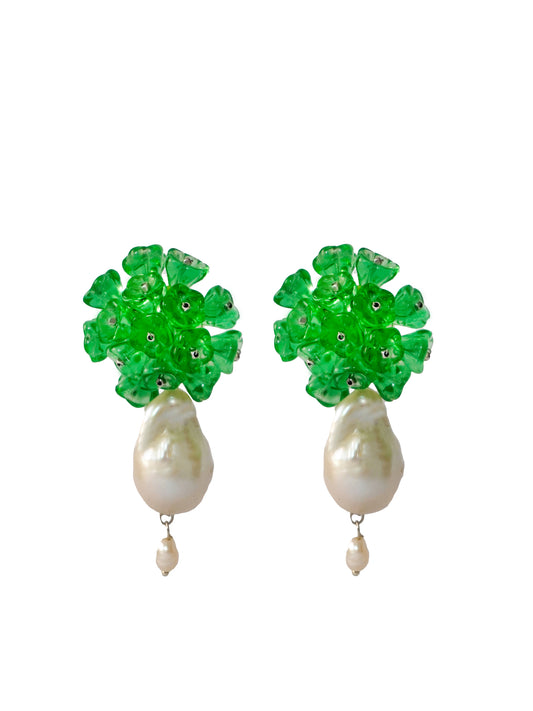 Pendientes bordados verde con flores de cristal de checo y perlas de rio natural, marca Uchaworld.
