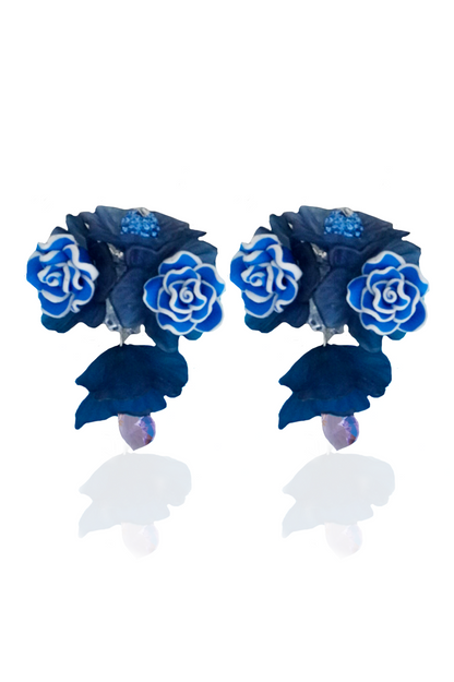 Pendientes bordados azules con diseño floral y cuentas de vidrio de origen japonés, fondo blanco, marca Uchaworld.