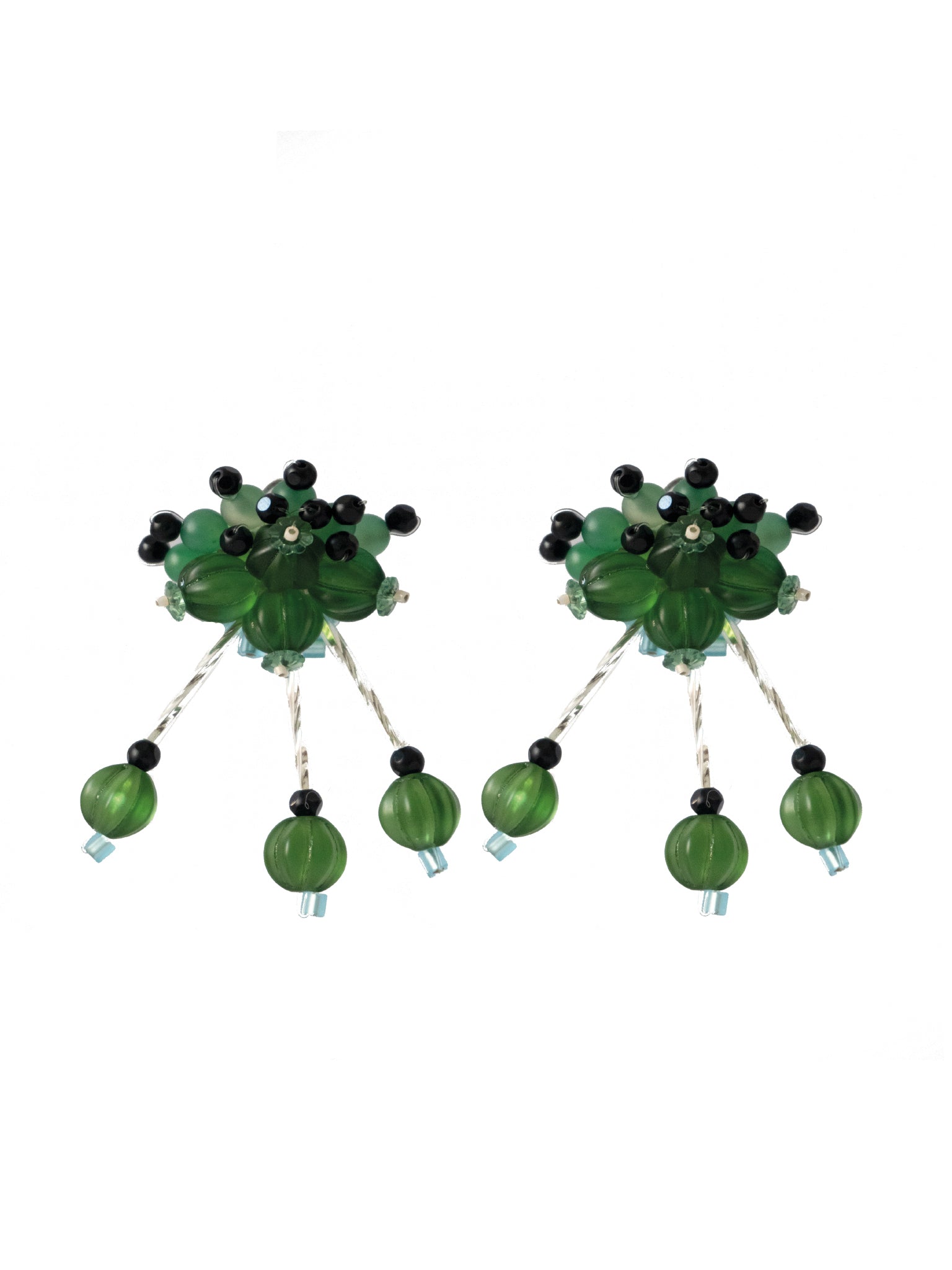 Pendientes bordados verde con diseño floral y cuentas de Murano, fondo blanco, marca Uchaworld.