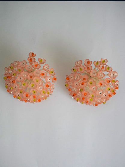Pendientes bordados color rosa y multicolor, con diseño floral y cuentas de acrilico y cristal, fondo gris, marca Uchaworld.