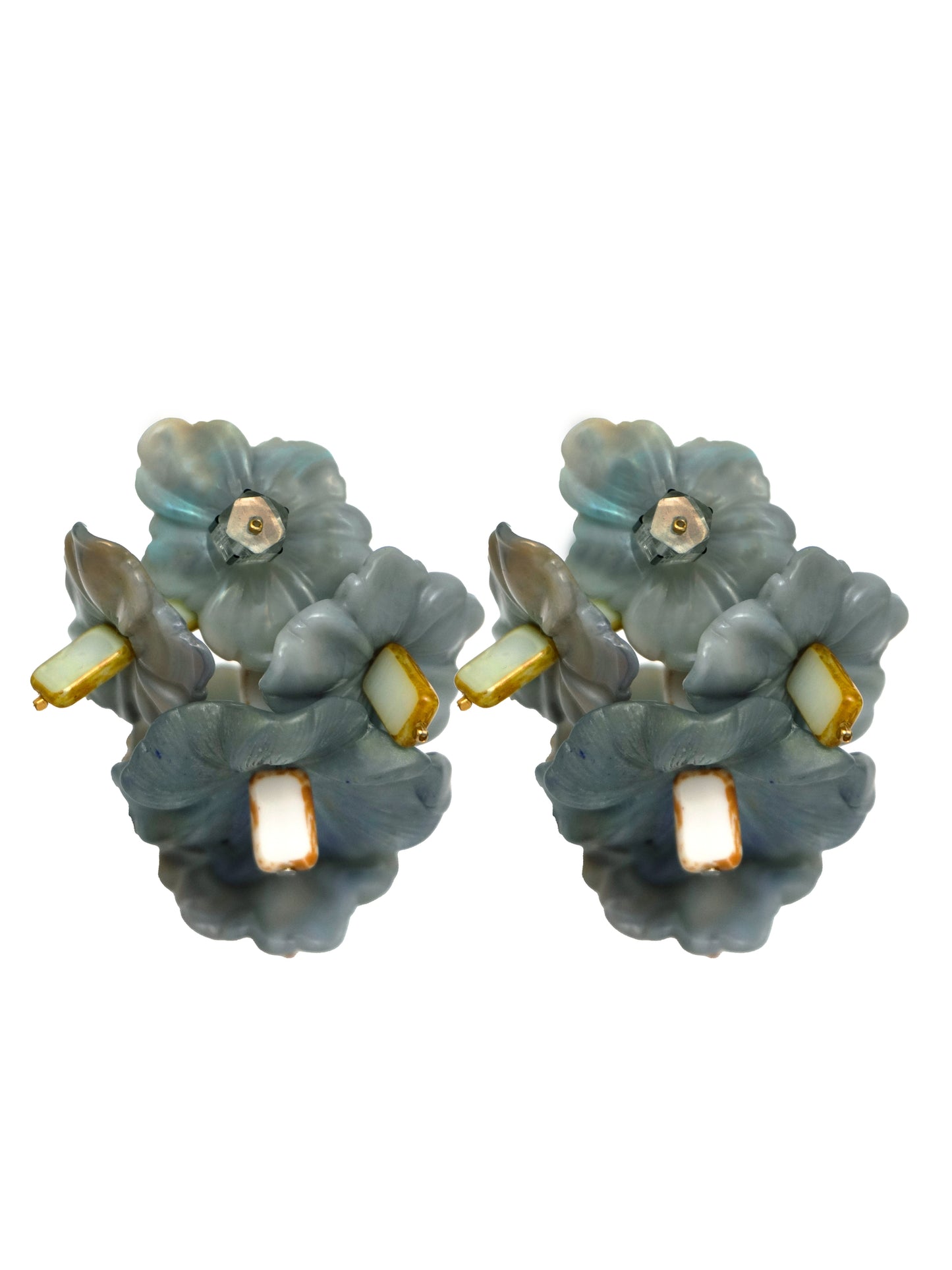 Pendientes bordados gris con diseño floral, marca Uchaworld.