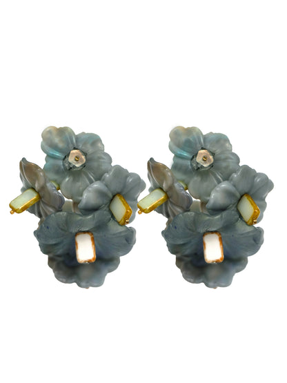 Pendientes bordados gris con diseño floral, marca Uchaworld.