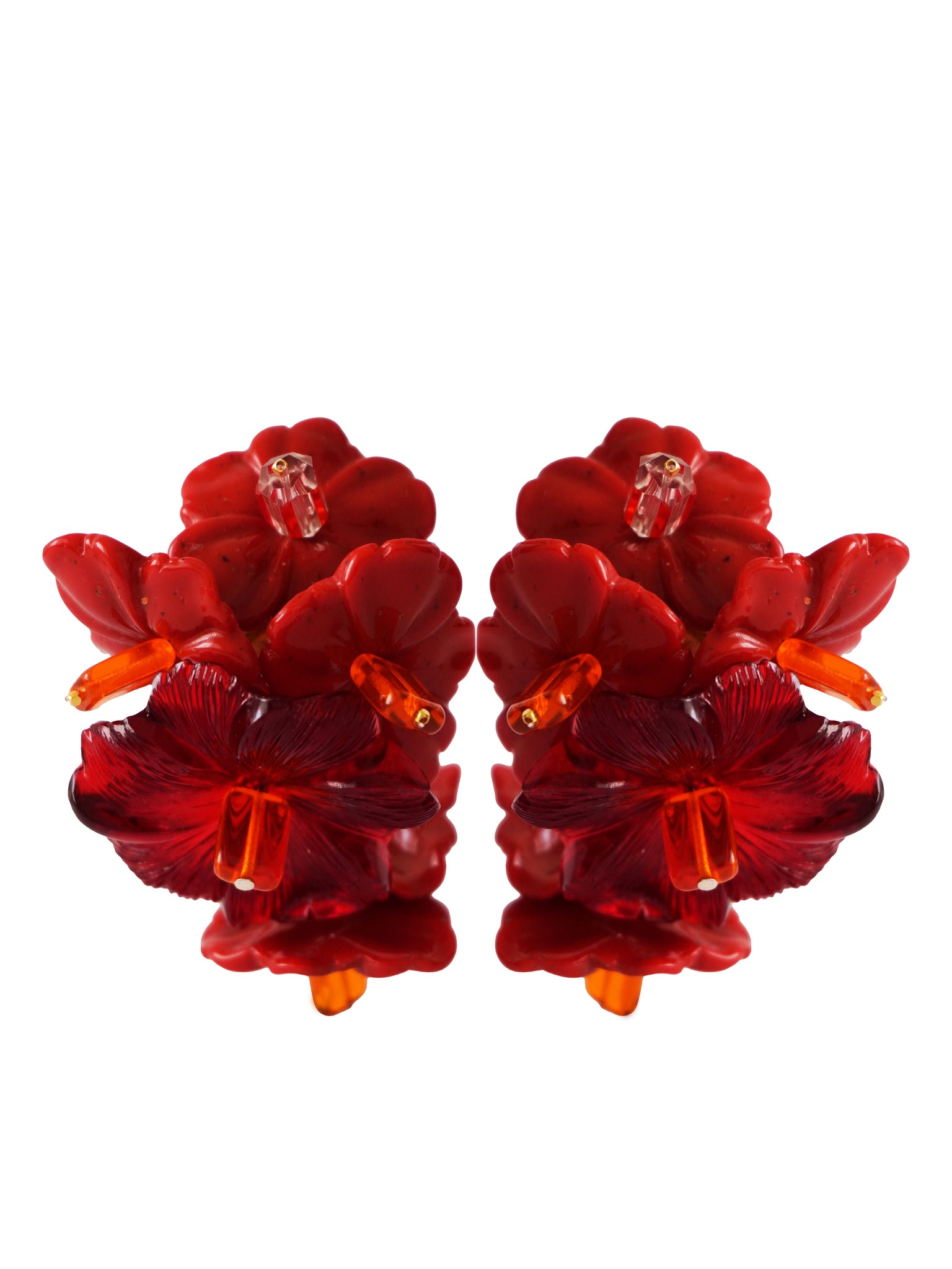 Pendientes bordados rojo con diseño floral, marca Uchaworld.