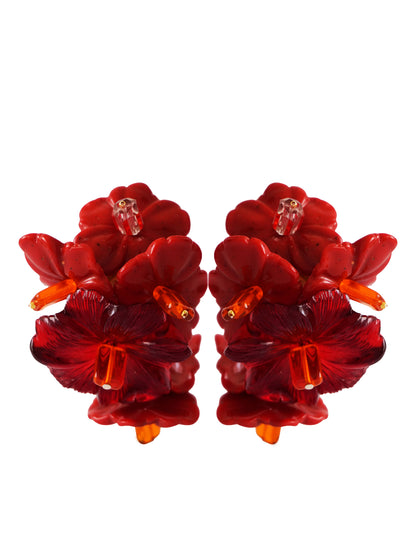 Pendientes bordados rojo con diseño floral, marca Uchaworld.