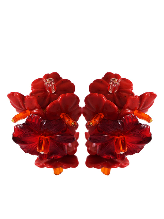 Pendientes bordados rojo con diseño floral, marca Uchaworld.